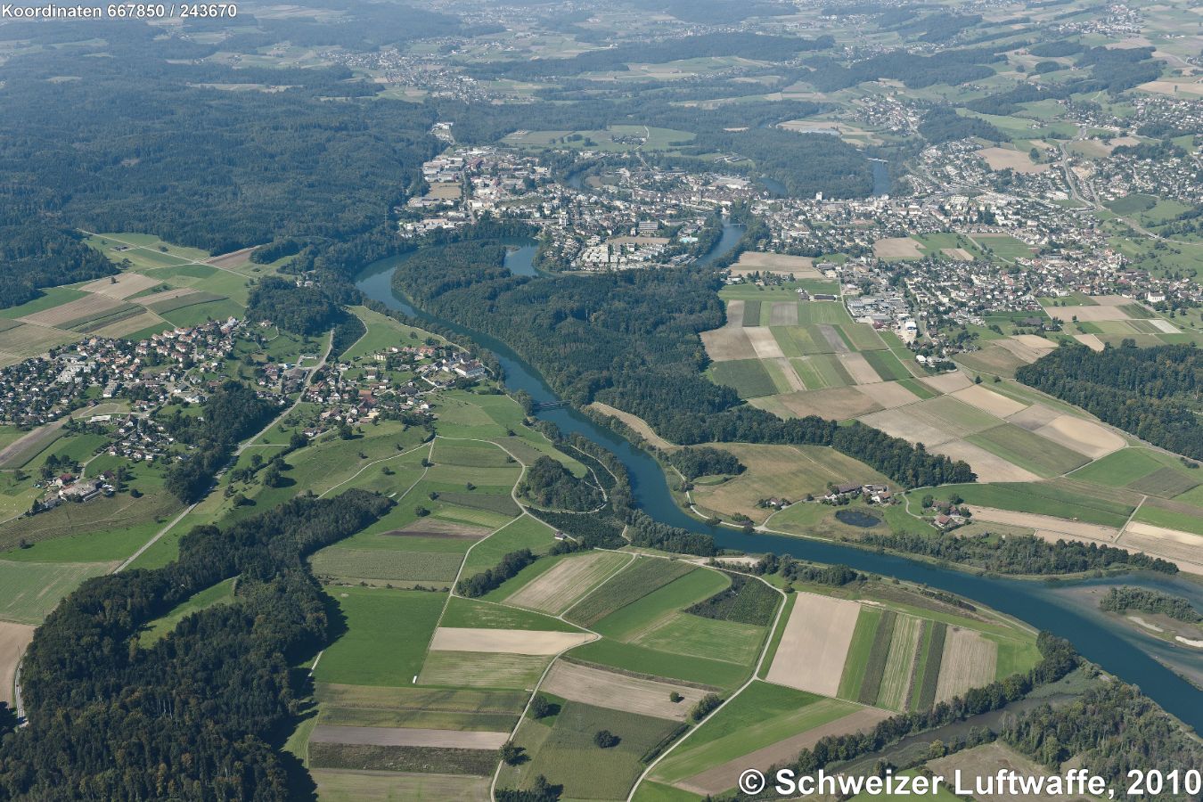 Blick reussabwärts; Bremgarten: hintere Bildmitte; Zufikon und Mutschellen rechts im Bild. Links: Hermetschwil.